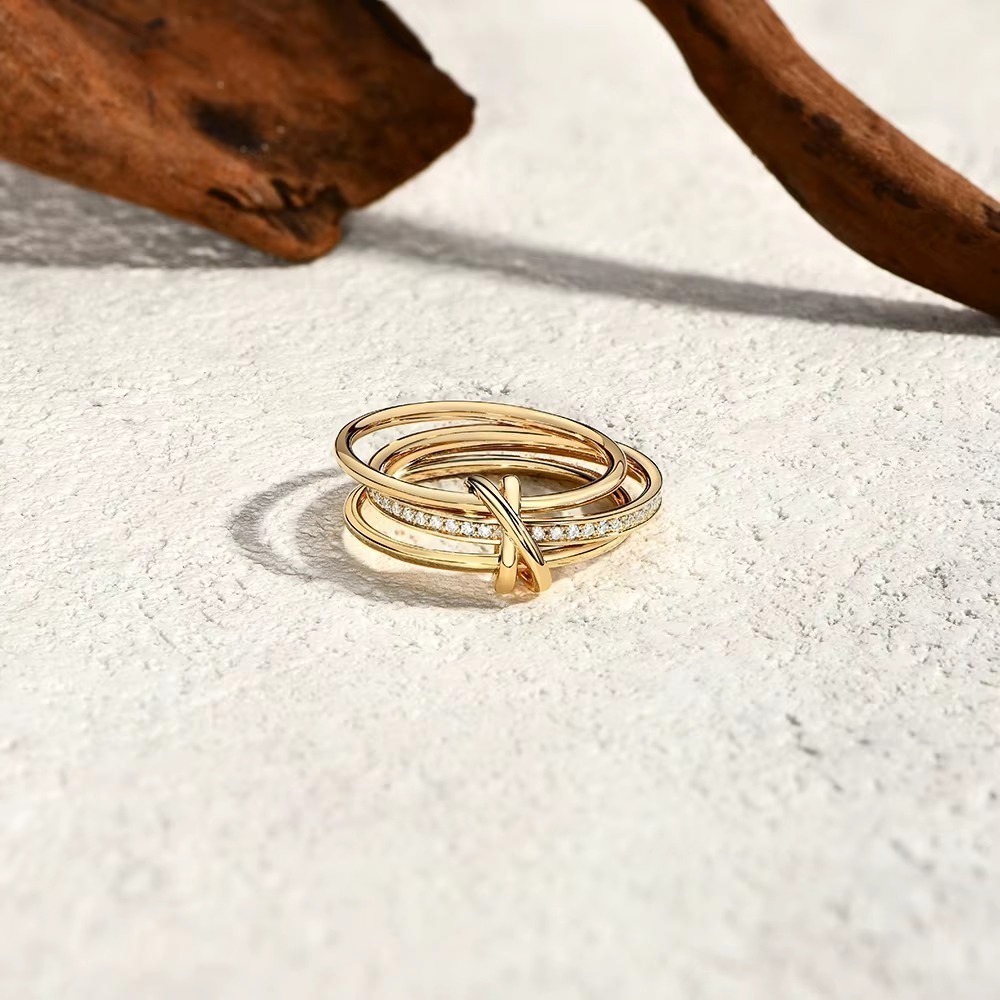 dvvs1 diamond moissanite ring