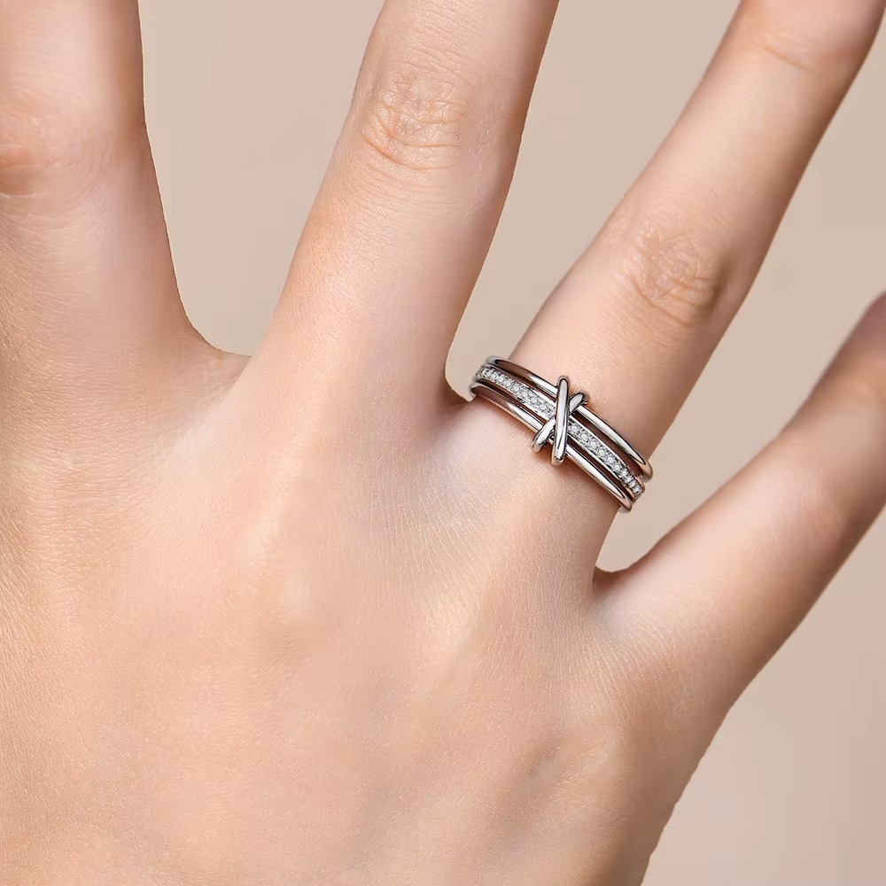 dvvs1 diamond moissanite ring