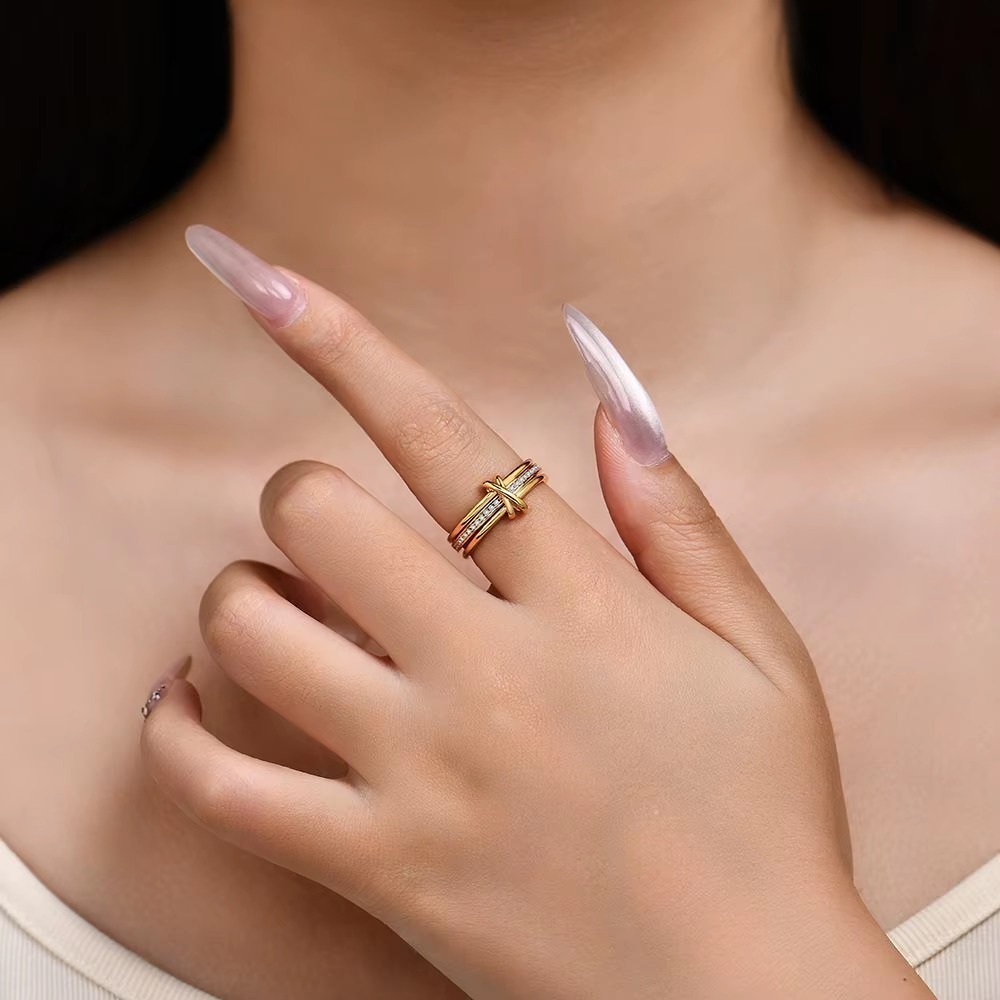 dvvs1 diamond moissanite ring